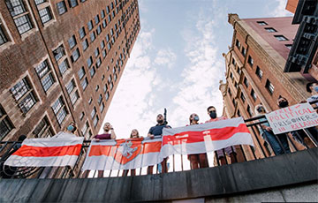 Belarusians Form Chain Of Solidarity In New York: Powerful Photos