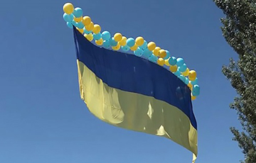 В сторону Донецка запустили большой флаг Украины