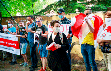 Участники акции в Таллинне: Требуем освобождения политзаключенных и ухода Ермошиной