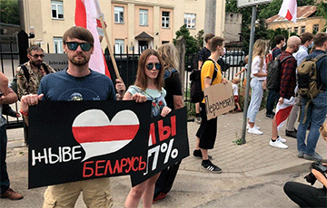 Жители Риги вышли с плакатами к белорусскому посольству