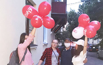 Фотафакт: На выходных менчукі гулялі з балонікамі «Свабоду палітвязням»