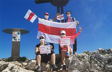 В Австрии бело-красно-белый флаг подняли на вершину Альп