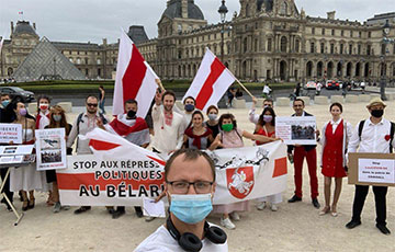 Photo Fact: White-Red-White Flags Near Louvre