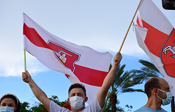 Фотофакт: Бело-красно-белые флаги над Майами