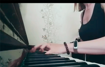 Участница Флешмоба солидарности исполнила «Перемен!» на фортепиано