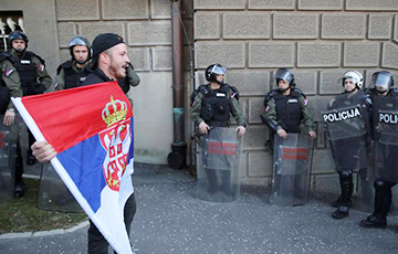 В Белграде протестующие прорвались в здание парламента