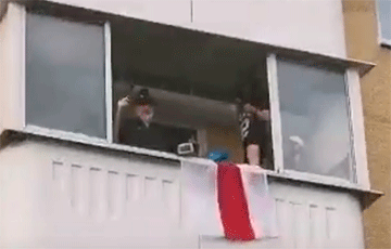 "We'll Win!": Belarusian Family Supported Flash Mob Of Solidarity On Balcony