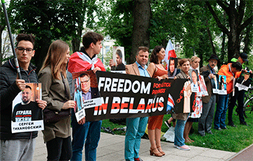 В Литве возле МИД прошла акция солидарности с белорусами