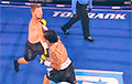 Видеофакт: В США боксеры одновременно отправили друг друга в нокдаун