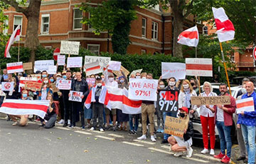 Video Fact: Kilometer-Long Chain Of Solidarity With Belarus In London Stretches To Buckingham Palace