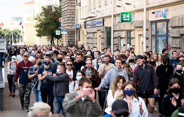 Belarusians Take to the Streets to Support Unregistered Candidates (Online)