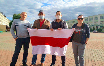 Жители Пружан вышли на площадь под бело-красно-белым флагом