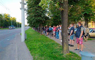 Brest Residents Lined Up Along Masherau Avenue And Clapped