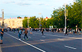 Фотофакт: Сотни минчан стоят на площади Победы