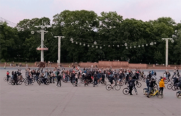 Велосипедисты массово катаются на Октябрьской площади