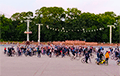 Велосипедисты массово катаются на Октябрьской площади