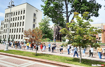 Queue In Support Of Tsepkala And Babaryka Numbered Almost 2.5 Thousand Belarusians