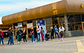 Люди формируют очередь к почтовому отделению на вокзале