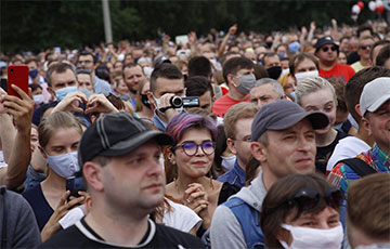 На центральной площади в Молодечно собрались сотни человек