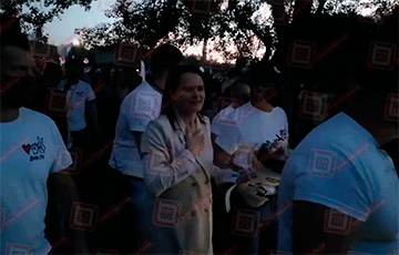 Belarusians Bade Sviatlana Tsikhanouskaya Farewell: "We Believe! We Can! We'll Win!"