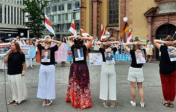 В акции солидарности с народом Беларуси во Франкфурте участвуют евродепутаты
