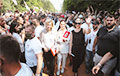 Видеофакт: Тихановская идет через многотысячную толпу своих избирателей в Гродно