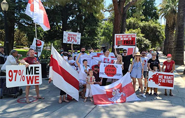 Пикет солидарности с Беларусью прошел в Сакраменто