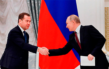 Путин подписал указ о выдаче Медведеву дипломатического паспорта