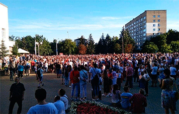 Беларусы з усіх бакоў сцякаюцца ў Кіеўскі сквер