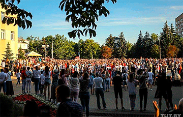 Видеофакт: Люди уже не помещаются в Киевский сквер