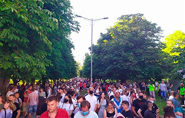Тысячи белорусов скандируют «Уходи!»