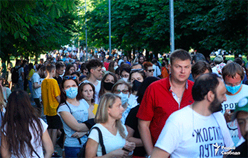 После митинга в Киевском сквере белорусы устроили шествие