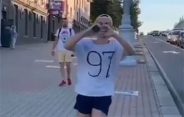 Па Менску прабег хлопец у футболцы з надпісам «97%»