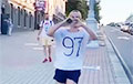 Па Менску прабег хлопец у футболцы з надпісам «97%»