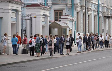 Белорусы зарубежья стоят в очередях, чтобы проголосовать на выборах