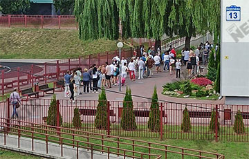 Photofact: Huge Queues Lined Up To Polling Stations In Minsk