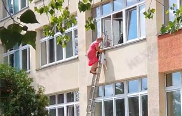 Videofact: Election Commission Members In Minsk Climb Out Of Window Down Stairs With Bags