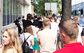Возле посольства Беларуси в Вильнюсе собралось 250 человек