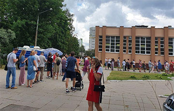 Incredible Queue Formed Near School #178 In Minsk