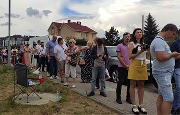 People In Liabiazhy Microdistrict Queue For 3 Hours To Vote