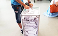 Фотофакт: Избирательные урны переполнены голосами за Тихановскую