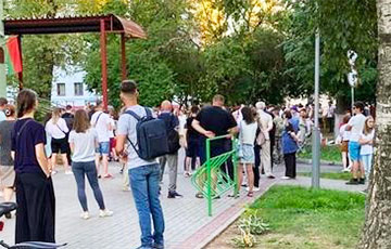 Минчане собираются возле избирательных участков