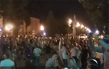 Массовая акция протеста под исполкомом в Жодино