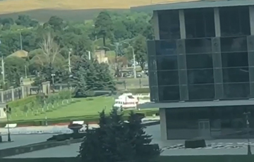 Видеофакт: Рядом с Дворцом Независимости в Минске сел вертолет