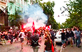 В Киеве под посольством Беларуси протестующие зажгли файеры