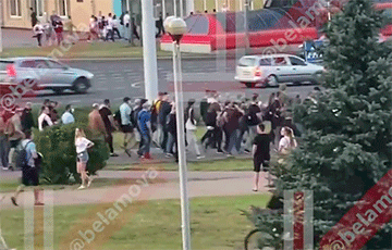 Огромная колонна людей идет в центр Минска от станции метро Спортивная