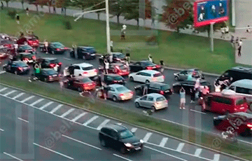 Водители вышли из машин и заблокировали проспект в Минске