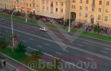 Многотысячная колонна идет по проспекту Независимости в Минске