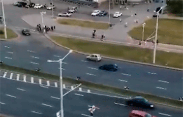 Видеофакт: По Притыцкого в Минске идет парень с национальным флагом