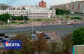 Люди выходят в районе станции метро Спортивная в Минске